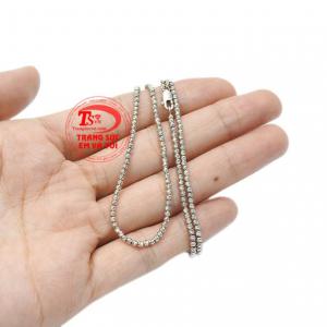 Dây chuyền vàng trắng lấp lánh là một gợi ý hay để dành tặng cho người phụ nữ của bạn.
