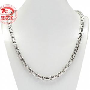 Dây chuyền vàng trắng phong độ được chế tác bản to, sáng bóng tạo vẻ thời thượng cho người đeo. 