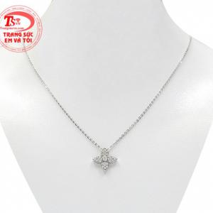 Dây chuyền vàng trắng thanh tú được chế tác tinh xảo và hoàn mỹ.