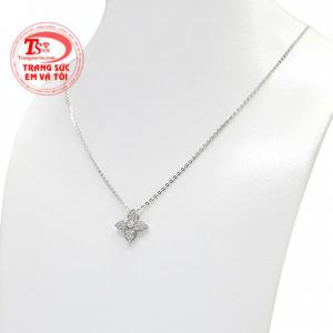 Khi văn hóa phương Tây du nhập vào Việt Nam trang sức vàng trắng trở nên thịnh hành và được ưa chuộng.