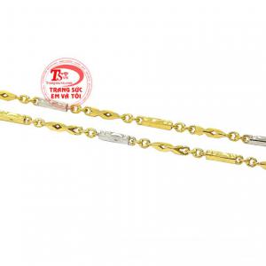 Bên cạnh đó đeo dây chuyền vàng còn giúp cho gương mặt bạn trở nên sáng và nổi bật hơn. 