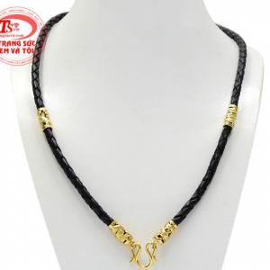 Dây da bọc rồng nam tính là sự kết hợp từ vàng tây 18k cùng dây da bền đẹp. 