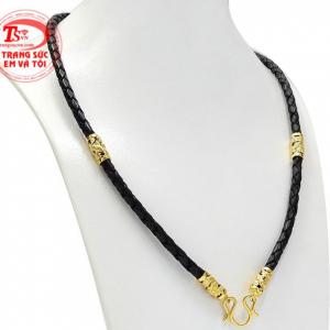  Thiết kế mạnh mẽ, hợp thời trang mang đến cho phái mạnh chiếc dây chuyền ấn tượng.