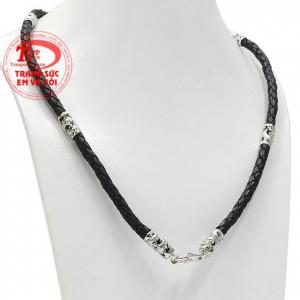 Dây da bọc vàng rồng thời thượng tạo nên chiếc dây chuyền hoàn hảo cho phái mạnh.