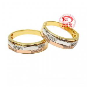 Đôi nhẫn cưới vàng cá tính mang phong cách cá tính tạo sự nổi bật cho sản phẩm. 