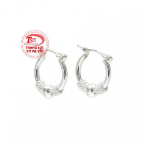 Hoa tai bạc xinh yêu được chế tác tỉ mỉ mang đến nét xinh xắn cho phái đẹp.