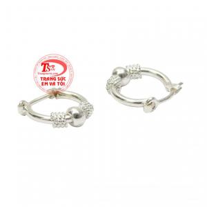 Đôi hoa tai này phù hợp với nhiều kiểu trang phục, hợp thời trang. 