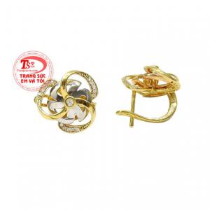 Hoa tai chong chóng kỳ diệu dễ dàng kết hợp cùng những trang phục và phụ kiện khác. 