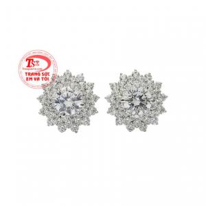 Hoa tai kiêu sa vàng trắng là tâm điểm của mọi sự chú ý.