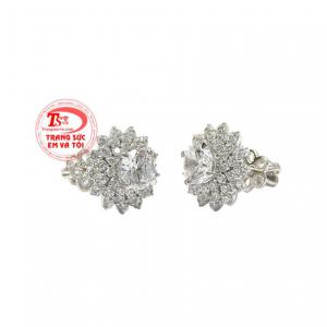 Thiết kế tinh xảo, kết hợp hài hòa tạo nên đôi hoa tai vừa kiêu sa nhưng cũng thật trang nhã.