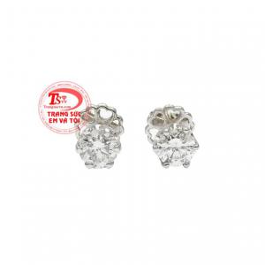 Hoa tai kim cương nhỏ xinh được chế tác từ vàng trắng 18k với kiểu dáng đơn giản, trang nhã. 