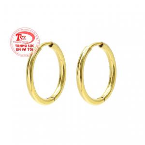 Hoa tai nữ cá tính vàng tây là sự lựa chọn thông minh cho phái đẹp. Kiểu dáng đơn giản, cổ điển nhưng không vì thế mà nó khiến người đeo trở nên kém hấp dẫn.