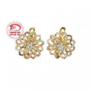 Hoa tai nữ rạng rỡ với kiểu dáng vô cùng ấn tượng. 