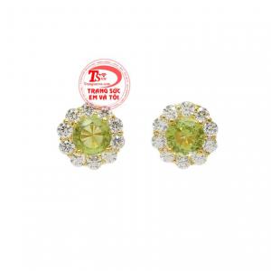 Hoa tai Peridot nữ tính được chế tác xinh xắn từ đá Peridot thiên nhiên và vàng 14k chất lượng. 
