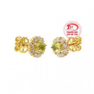 Đeo trên mình đôi hoa tai Peridot sẽ giúp cho các quý cô trông sang trọng và nổi bật tự tin khoe cá tính. 