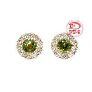 Hoa tai Sapphire thanh lịch mang đến vẻ sang trọng mà vẫn vô cùng thanh tú cho phái đẹp. 