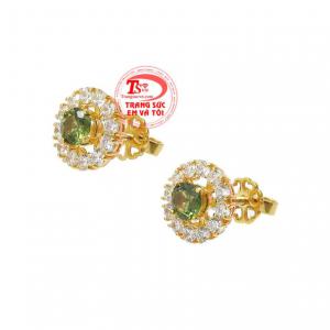 Được thiết kế với kiểu dáng nhỏ xinh cộng hưởng chất vàng 14k cao cấp và đá sapphire thiên nhiên tạo nên vẻ quyến rũ và đầy lôi cuốn cho phái đẹp.