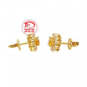 Khi đeo đôi hoa tai này phái đẹp có thể kết hợp cùng những bộ đầm hay bộ suit sang trọng tôn vinh vẻ đẹp quý phái cho các nàng. 