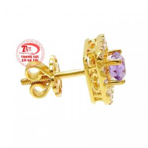 Các nhà chế tác hoàn kim đã khéo léo tạo nên đôi hoa tai gắn đá thạch anh tím đẹp mắt hợp với xu hướng trang sức gần đây.