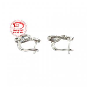 Với phong cách nữ tính, bạn gái dễ dàng kết hợp cùng những trang phục và phụ kiện. 