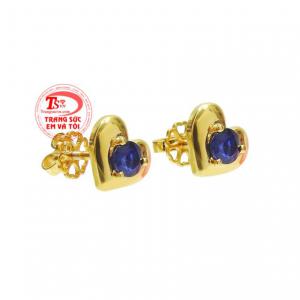 Với điểm nhấn là viên sapphire xanh dương giúp cho người con gái thân thương trông cuốn hút và nổi bật hơn. 