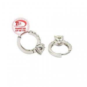 Các người thợ chế tác đã khéo léo kết hợp những viên đá moissanite lấp lánh cùng vàng trắng 14k bền đẹp. 