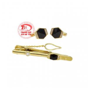 Kẹp caravat đá tectit thiên nhiên cùng khuy măng sét tạo nên bộ sản phẩm nam tính, lịch lãm và hiện đại. 