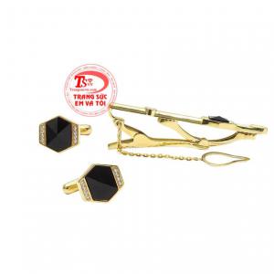 Các nhà thiết kế kết hợp đá tectit thiên nhiên cùng những viên kim cương thiên nhiên giúp những sản phẩm này trông ấn tượng và thu hút.