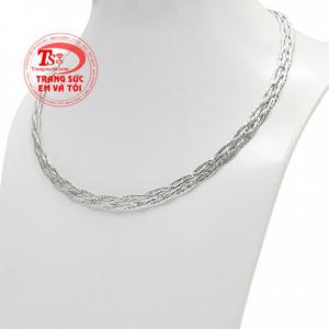  Từng chi tiết đều được làm cách tỉ mỉ, tạo độ bắt sáng khiến cho người đeo trở nên lộng lẫy và thu hút mọi ánh nhìn. 