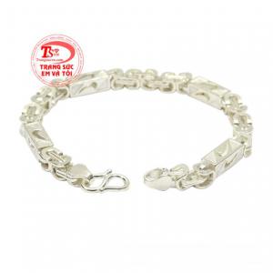 Lắc tay nam bạc được rất nhiều phái mạnh yêu thích bởi vẻ khỏe khoắn và mạnh mẽ.