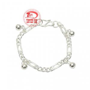 Từ lâu, mọi người đã sử dụng bạc trong đời sống. Bạc có tính kháng khuẩn, cản gió giúp bảo vệ cơ thể.