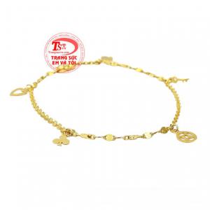 Chỉ với một chiếc lắc chân vàng thôi cũng đủ tạo điểm nhấn mang đến vẻ quyến rũ cho đôi chân trắng xinh của các nàng.