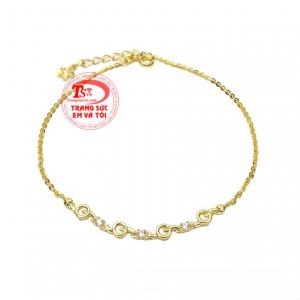 Lắc chân vàng duyên dáng được chế tác xinh xắn giúp đem lại vẻ nữ tính đến cho người đeo.