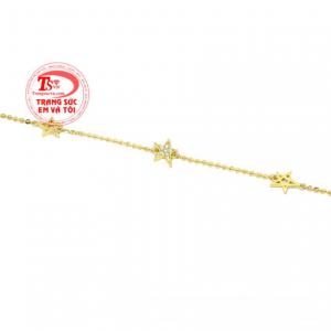 Điều đặc biệt là đeo lắc chân vàng không chỉ đem lại vẻ đẹp mà còn giúp các cô gái có thể tự tin tỏa sáng trong mỗi bước đi của mình.