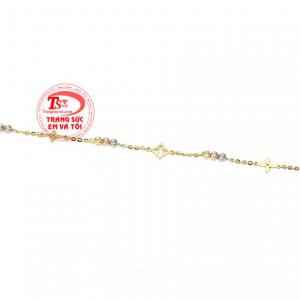 Chiếc lắc chân này chính là điểm nhấn tuyệt vời giúp các nàng có thể khoe đôi chân thon dài của mình trông cuốn hút hơn. 