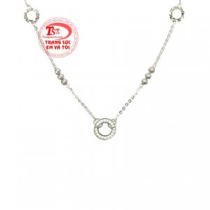 Khi văn hóa phương Tây dần du nhập vào Việt Nam trang sức vàng trắng dần trở thành xu hướng, toát lên được vẻ thời trang và hiện đại cho người đeo.