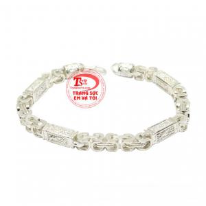 Lắc nam bạc phong cách được chế tác tỉ mỉ giúp nam giới toát lên được khí chất phong phái đàn ông.