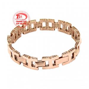 Trang sức vàng hồng hiện nay đang là xu hướng trang sức được giới trẻ đặc biệt yêu thích.