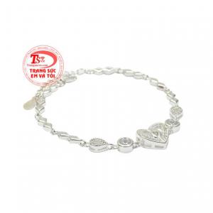Kiểu dáng trang nhã, nữ tính giúp tôn lên nét đẹp của người dùng.