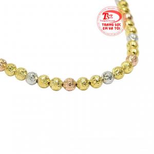 Với sự kết hợp của vàng trắng, vàng hồng, vàng màu tạo nên sự tương phản, bắt sáng giúp các nàng tự tin và tỏa sáng hơn.