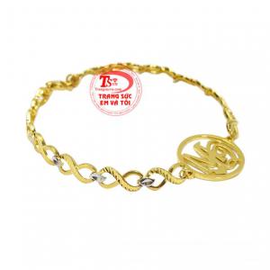 Lắc tay chữ vàng hiện đang là xu hướng trang sức gần đây hợp thời trang mà lại không bị lỗi mốt.