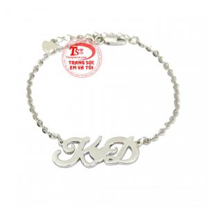 Lắc tay chữ vàng trắng tinh tế được chế tác kiểu dáng cổ điển nhưng vẫn tạo nét thu hút cho người đeo. 