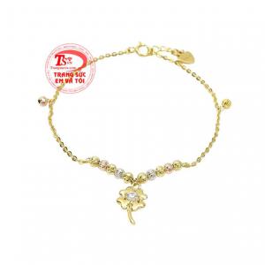 Lắc tay cỏ bốn lá dễ thương được nhập khẩu từ Hàn Quốc mang đến phong cách nữ tính và hợp thời trang.