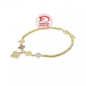 Những chiếc cỏ 4 lá được chế tác cách tỉ mỉ kết hợp cùng đá cz giúp cho sản phẩm trở nên ấn tượng và thu hút hơn.