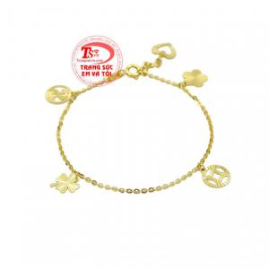 Lắc tay may mắn vàng tây với những chi tiết được chế tác hình cỏ 4 lá tỉ mỉ, đẹp mắt.