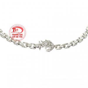 Nam giới có thể kết hợp với những bộ trang phục năng động cá tính giúp các chàng thể hiện được cá tính riêng của mình.