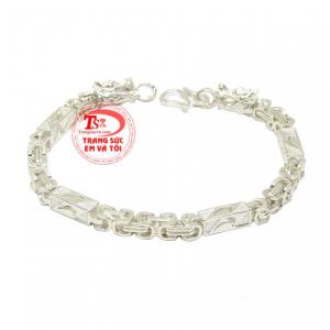 Lắc tay nam rồng bạc được chế tác tỉ mỉ, chạm khắc hình đầu rồng mạnh mẽ, uy quyền. 