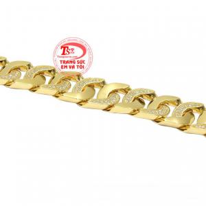 Sản phẩm có thể kết hợp cùng nhiều kiểu trang phục khác nhau dạo phố, hay đi làm.