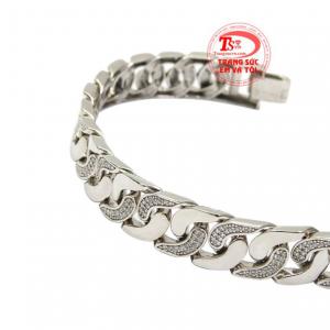 Những chi tiết đá cz cùng chất liệu vàng trắng kết hợp hài hòa mang đến vẻ trẻ trung, năng động.