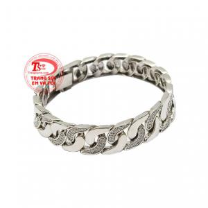 Thiết kế ấn tượng và cá tính giúp người đeo thể hiện phong cách riêng.